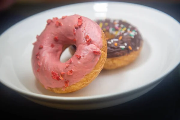 Erdbeer Schokolade Donuts Auf Weißem Teller — Stockfoto