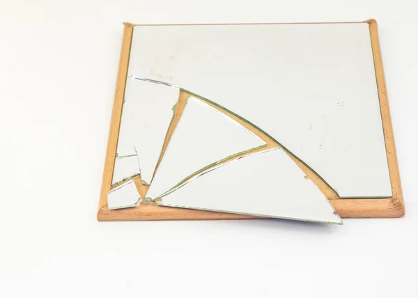 Разбитое Зеркало Разбитым Стеклом Белом Фоне — стоковое фото