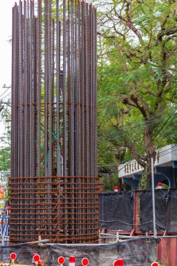 NEW TAIPEI ŞEHRİ, TAIWAN - 30 Nisan 2022: Metro sistemi inşaatının bir parçası olarak sütunlar inşa ediliyor.