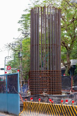 NEW TAIPEI ŞEHRİ, TAIWAN - 30 Nisan 2022: Metro sistemi inşaatının bir parçası olarak sütunlar inşa ediliyor.