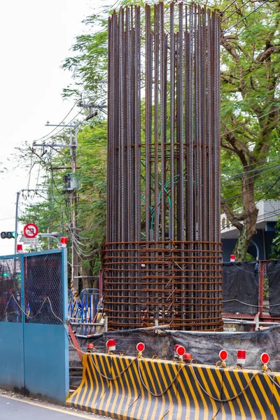 NEW TAIPEI ŞEHRİ, TAIWAN - 30 Nisan 2022: Metro sistemi inşaatının bir parçası olarak sütunlar inşa ediliyor.