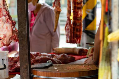 Tayvan pazarında et satıcısında sallanan taze et