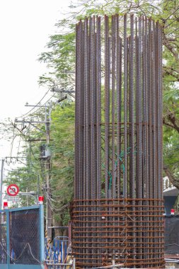 Metro sisteminin inşaatının bir parçası olarak sütunlar inşa ediliyor.