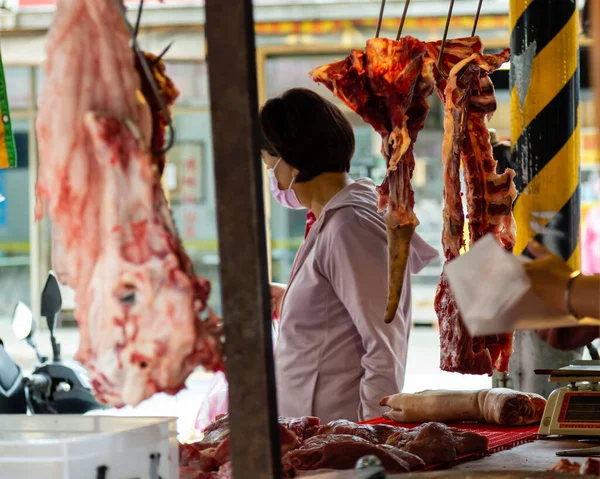 Carne Fresca Appesa Venditore Carne Mercato Taiwan — Foto Stock