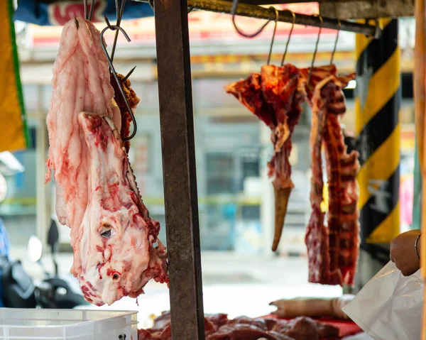 Свежее Мясо Висит Мясном Рынке Тайваня — стоковое фото