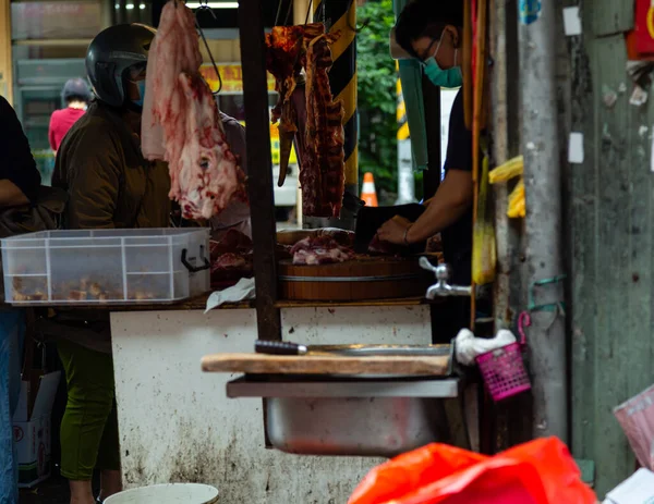 Świeże Mięso Wiszące Sprzedawcy Mięsa Rynku Tajwańskim — Zdjęcie stockowe
