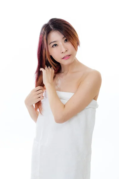 Chinês Americano Mulher Vestindo Uma Toalha Branca Corpo Isolado Conceito — Fotografia de Stock