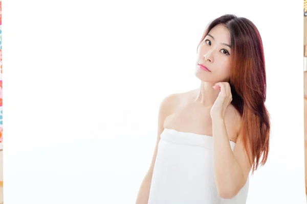 白いタオルを身に着けている中国系アメリカ人女性 隔離された 美しさの概念 — ストック写真