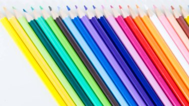 Beyaz arkaplanda renkli kalem boyaları