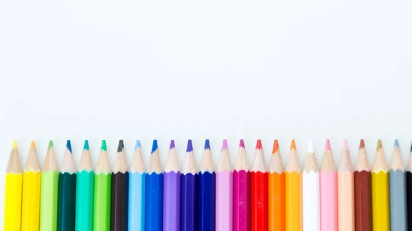 Lápiz Colores Crayones Una Fila Sobre Fondo Blanco — Foto de Stock