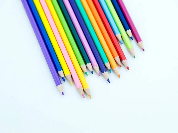 白底上一排彩色铅笔笔迹 — 图库照片