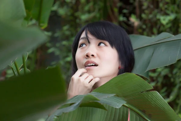 Menina Asiática Bonita Por Folhagem Verde Com Mão Queixo Retrato — Fotografia de Stock