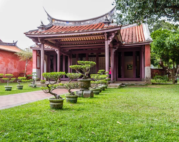 Ett Konfuciustempel Med Bonsai Växter Framför — Stockfoto