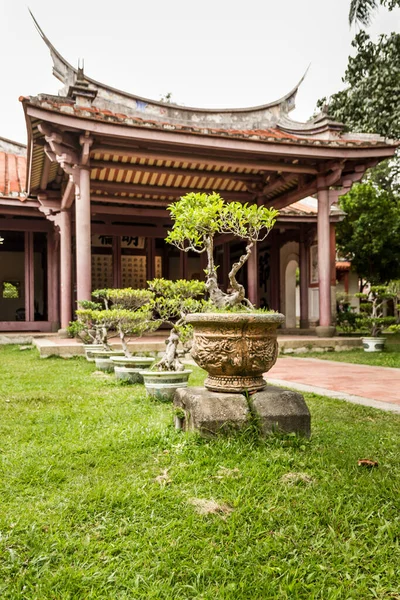 Ett Konfuciustempel Med Bonsai Växter Framför — Stockfoto