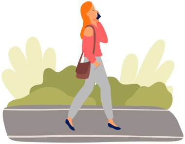 Parkta yürüyen ve konuşan genç bir kadın, akıllı telefonla iletişim kuran bir kız.