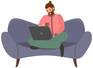 Evdeki koltukta dizüstü bilgisayarı olan bir adam oturuyor. Çevrimiçi meslek, serbest meslek, internet sörfü konsepti