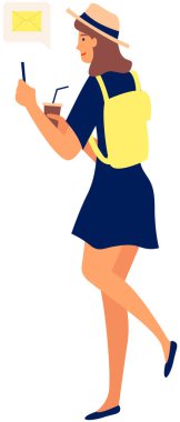 Sosyal ağlardaki paylaşımlar ve haberler için akıllı telefonu kullanan genç bir kadın