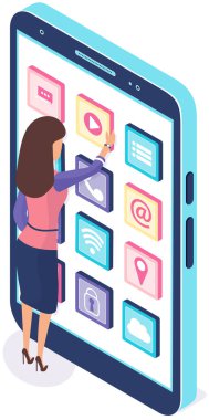 Uygulama simgeleriyle telefonun yanında duran kadın. Kız yazılım geliştirme ile çalışıyor