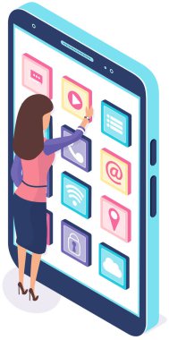 Uygulama simgeleriyle telefonun yanında duran kadın. Kız yazılım geliştirme ile çalışıyor