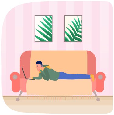 Erkek programcı dijital teknolojiyle oturur. Adam evdeki kanepede dizüstü bilgisayarla yatıyor.