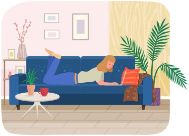 Çevrimiçi iletişim, oturma odasında internet sörfü. Evdeki kanepede dizüstü bilgisayarlı bir kadın yatıyor.