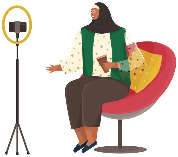 Mujer musulmana se comunica con amigos a través de videollamada. Lady grabación podcast en el teléfono inteligente — Vector de stock