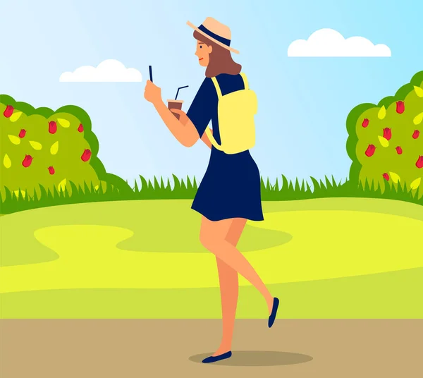 Jeune femme heureuse marchant dans le parc avec téléphone portable et café en utilisant un smartphone pour partager des messages — Image vectorielle