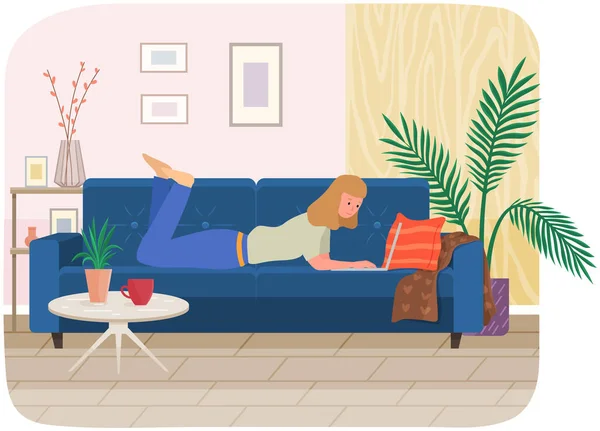 在线交流，在客厅上网。3.女人躺在家里的沙发上 — 图库矢量图片