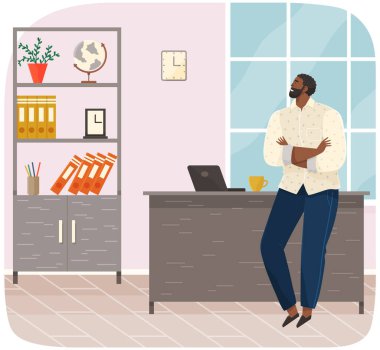 Ofis çalışanı dizüstü bilgisayarla masanın yanında duruyor. Erkek girişimci gün boyunca dinleniyor