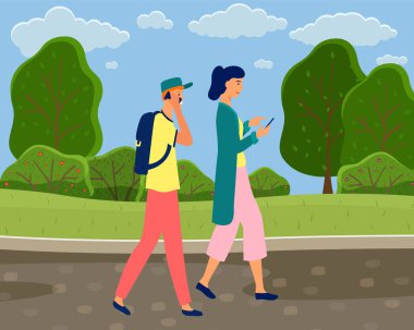 Yürüyen ve telefonla iletişim kuran insanlar. Genç kadın internette sörf yapıyor, erkek arkadaşıyla konuşuyor.