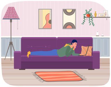 Adam yalan söylüyor ve sohbet etmek için dizüstü bilgisayar kullanıyor. Adam iletişim kurmak ve sohbet etmek için bilgisayar başında vakit geçiriyor.