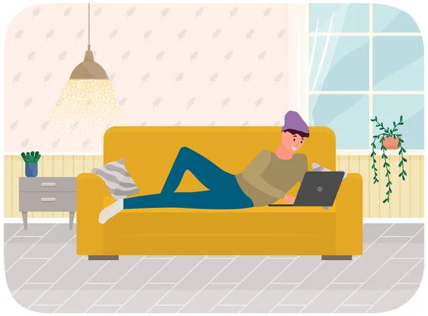 Távolsági tanulás, szabadúszó és internetes munka. Fiatal férfi fekszik laptoppal a kanapén otthon — Stock Vector