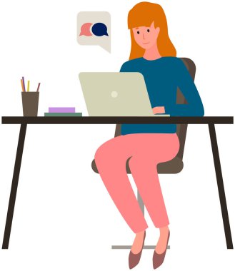 Kadın iş yerinde konuşmak için dizüstü bilgisayarla oturuyor. Sohbet, iletişim, online çalışma