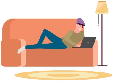 Adam yalan söylüyor ve sohbet etmek için dizüstü bilgisayar kullanıyor. Adam iletişim kurmak ve sohbet etmek için bilgisayar başında vakit geçiriyor.