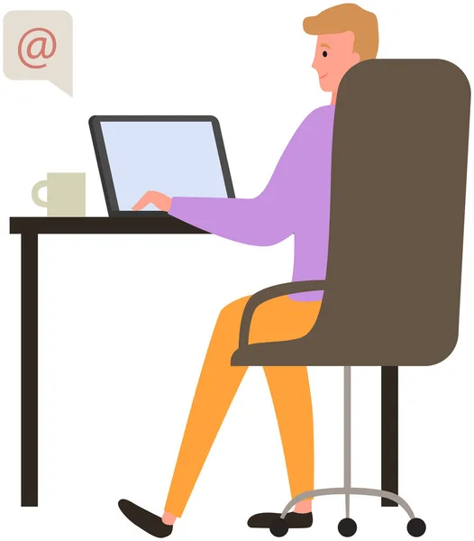 Homem sentado no local de trabalho está usando laptop para redes sociais, site de reuniões, navegar na Internet —  Vetores de Stock