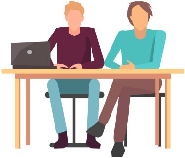 İş adamları iş yerinde oturup bilgisayarla çalışıyorlar. Erkekler online olarak iş ekibinde çalışıyor.