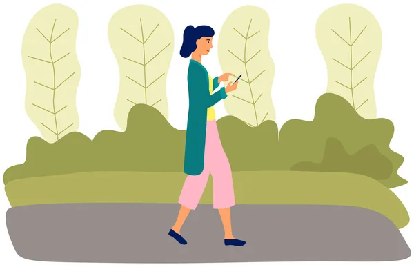 Mujer joven caminando en el parque con teléfono móvil utilizando smartphone para compartir mensajes en las redes sociales — Vector de stock