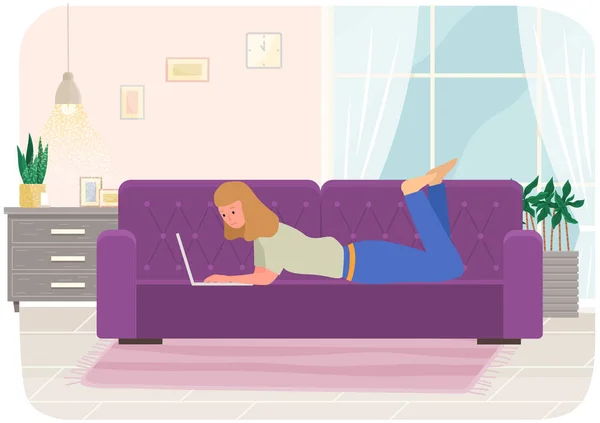 Evdeki kanepede dizüstü bilgisayarlı bir kadın yatıyor. Çevrimiçi iletişim, internet sörfü, serbest çalışma — Stok Vektör