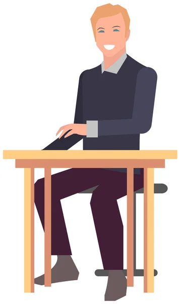 O empresário senta-se no local de trabalho. Trabalhador masculino sorri e gestos durante o trabalho com estratégia de negócios —  Vetores de Stock