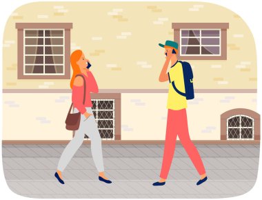 Yürüyen ve telefonla iletişim kuran insanlar. Genç bir kadın internette sörf yapıyor ve arkadaşıyla konuşuyor.