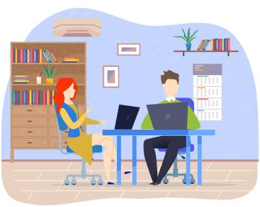 Ofiste insanlar birlikte çalışır. İş adamı ve iş kadını dizüstü bilgisayarlarıyla oturup internette sörf yapıyor.