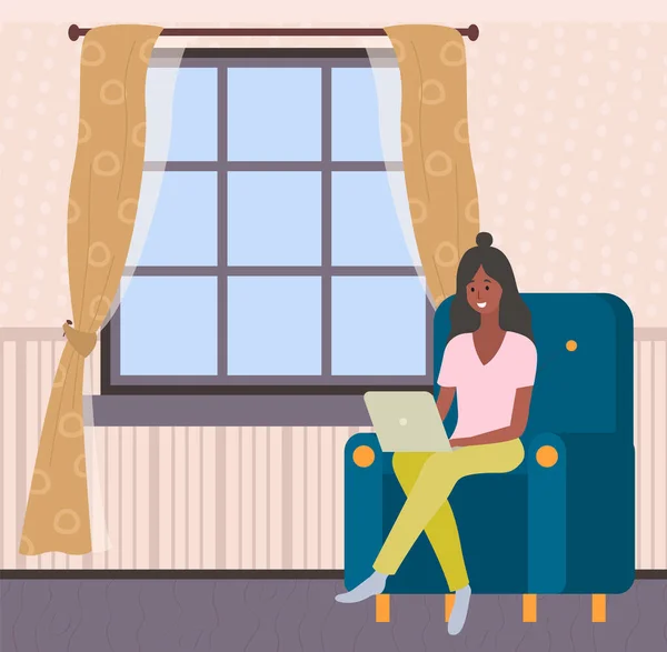 여자들은 거실에서 노트북을 가지고 일합니다. 집에 컴퓨터가 있는 안락 의자에 앉아 있는 직원 — 스톡 벡터