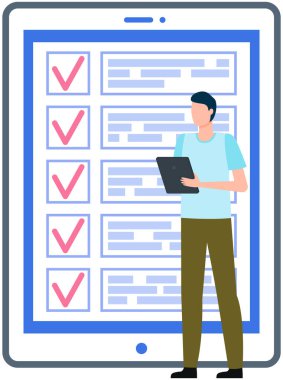 Ay çizelgesi, yapılacaklar listesi, zaman yönetimi uygulaması. İşadamı akıllı telefondaki kontrol listesinin yanında duruyor