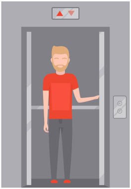 İnsanları katlar arasında taşımak için cam kaldırma. Modern asansörde demir kapıları olan bir adam var.