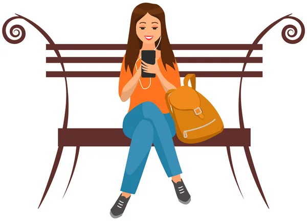 Señora con mochila se sienta en el banco, charlando, comunicándose con el dispositivo electrónico, teléfono inteligente — Vector de stock
