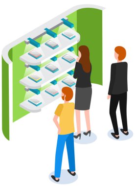 İnsanlar sergide akıllı telefonlara bakıyor. Sunumdaki erkekler ve kadınlar telefon ve cihazları seçiyor.