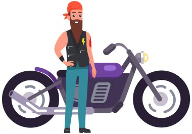 Motorcu motosikletin yanında duruyor. Şık sakallı adam bisiklet, motosiklet ve araç sürmeyi sever.