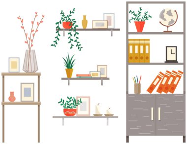 Ahşap dolaplar ve iç dekorasyonlu raflar. Kitaplar, saksı bitkileri, raflardaki belgeler.