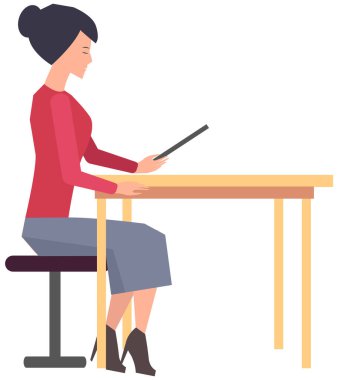 Tabletle aynı masada çalışan bir işletme çalışanı çevrimiçi iş yapıyor, serbest çalışıyor.