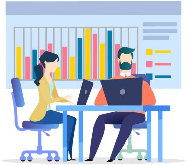 İş ekibi internette dizüstü bilgisayarla oturuyor. Bir grup yönetici iş için bilgisayar kullanır